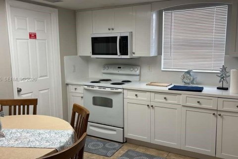 Appartement à louer à Pompano Beach, Floride: 2 chambres, 273.88 m2 № 2255662 - photo 4