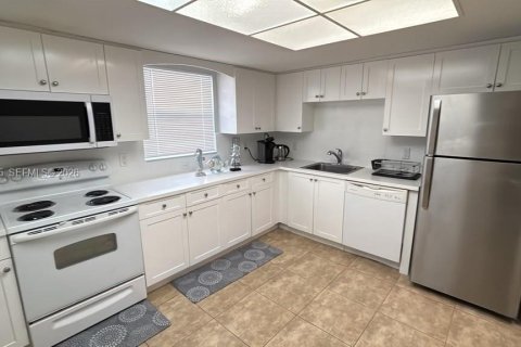 Appartement à louer à Pompano Beach, Floride: 2 chambres, 273.88 m2 № 2255662 - photo 3