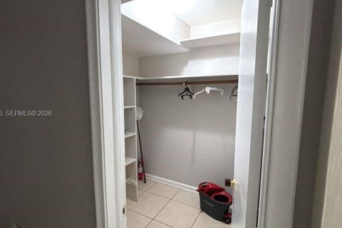 Appartement à louer à Pompano Beach, Floride: 2 chambres, 273.88 m2 № 2255662 - photo 15