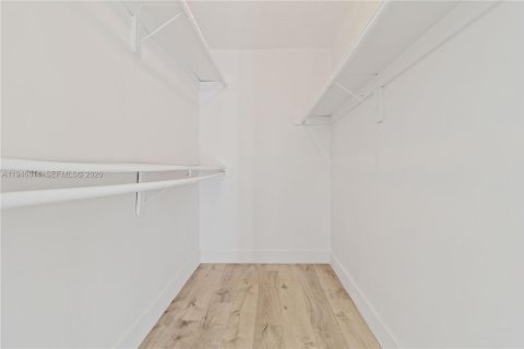 Снять в аренду кондоминиум в Норт-Бей-Виллидж, Флорида 1 спальня, 57.6м2, № 2003731 - фото 14