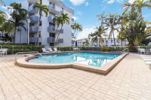 Снять в аренду кондоминиум в Норт-Бей-Виллидж, Флорида 1 спальня, 57.6м2, № 2003731 - фото 24