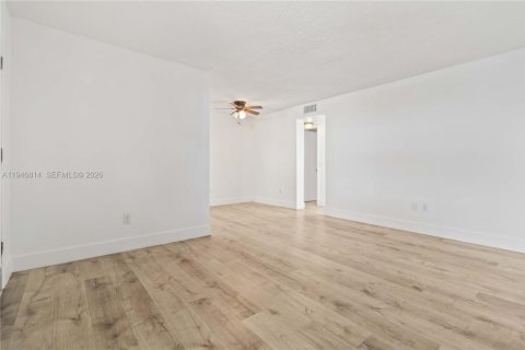 Снять в аренду кондоминиум в Норт-Бей-Виллидж, Флорида 1 спальня, 57.6м2, № 2003731 - фото 7