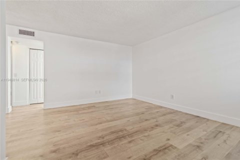 Снять в аренду кондоминиум в Норт-Бей-Виллидж, Флорида 1 спальня, 57.6м2, № 2003731 - фото 9