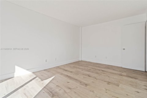 Снять в аренду кондоминиум в Норт-Бей-Виллидж, Флорида 1 спальня, 57.6м2, № 2003731 - фото 17