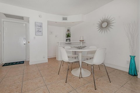 Copropriété à louer à Aventura, Floride: 2 chambres, 92.34 m2 № 2387283 - photo 7