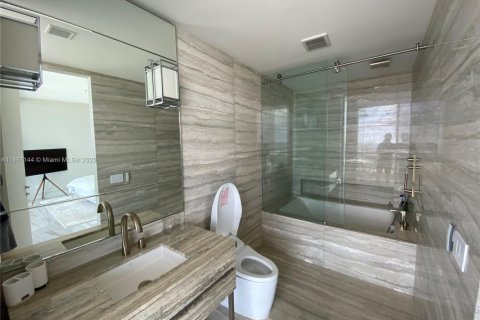 Copropriété à louer à Sunny Isles Beach, Floride: 2 chambres, 119.94 m2 № 1981622 - photo 11