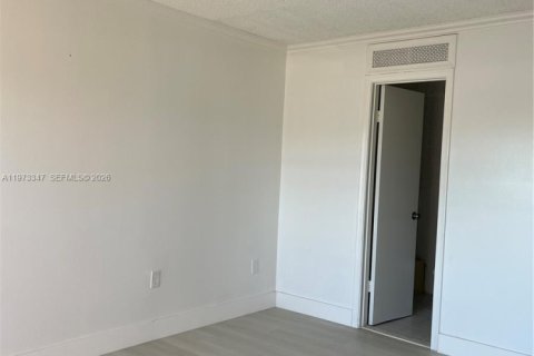 Copropriété à vendre à North Miami Beach, Floride: 2 chambres, 79.99 m2 № 2033905 - photo 9