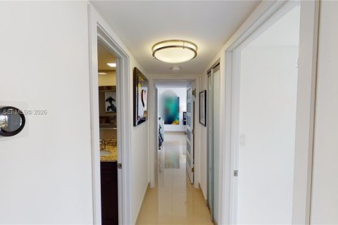 Condo in Hallandale Beach, Florida, 3 bedrooms  № 2004791 - photo 9