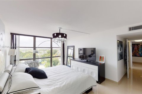 Condo in Hallandale Beach, Florida, 3 bedrooms  № 2004791 - photo 16