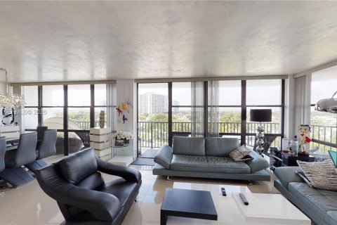 Condo in Hallandale Beach, Florida, 3 bedrooms  № 2004791 - photo 2