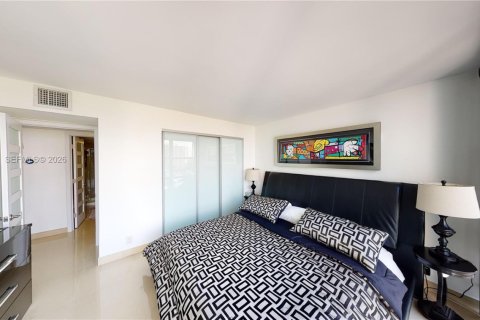 Condo in Hallandale Beach, Florida, 3 bedrooms  № 2004791 - photo 14