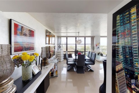 Condo in Hallandale Beach, Florida, 3 bedrooms  № 2004791 - photo 5