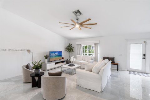 Villa ou maison à vendre à Cape Coral, Floride: 3 chambres, 165.83 m2 № 1800680 - photo 9