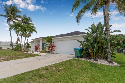 Villa ou maison à vendre à Cape Coral, Floride: 3 chambres, 165.83 m2 № 1800680 - photo 4