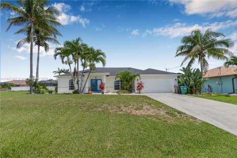 Villa ou maison à vendre à Cape Coral, Floride: 3 chambres, 165.83 m2 № 1800680 - photo 1