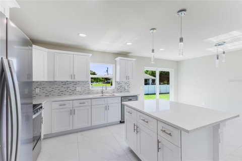 House in Lehigh Acres, Florida 3 bedrooms, 139.73 sq.m. № 2231426 - photo 11