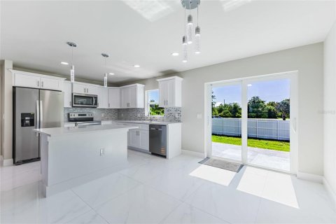 House in Lehigh Acres, Florida 3 bedrooms, 139.73 sq.m. № 2231426 - photo 12