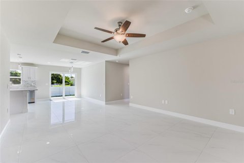 House in Lehigh Acres, Florida 3 bedrooms, 139.73 sq.m. № 2231426 - photo 6