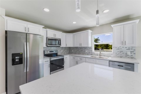 House in Lehigh Acres, Florida 3 bedrooms, 139.73 sq.m. № 2231426 - photo 9