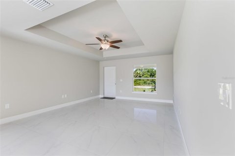 House in Lehigh Acres, Florida 3 bedrooms, 139.73 sq.m. № 2231426 - photo 4
