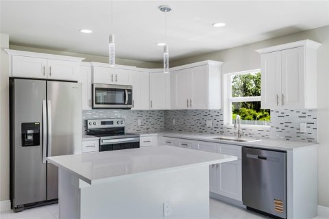 House in Lehigh Acres, Florida 3 bedrooms, 139.73 sq.m. № 2231426 - photo 8