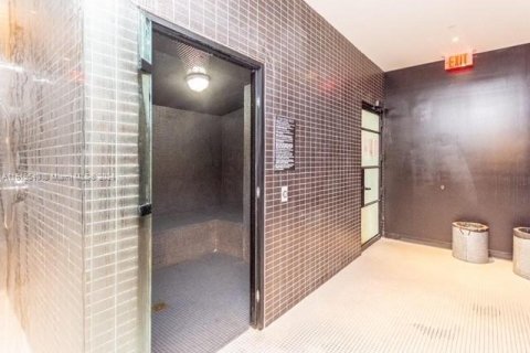 Condo in Miami, Florida, 1 bedroom  № 1940467 - photo 22