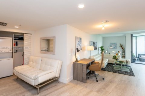 Condo in Miami, Florida, 1 bedroom  № 1940467 - photo 15