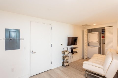 Condo in Miami, Florida, 1 bedroom  № 1940467 - photo 7
