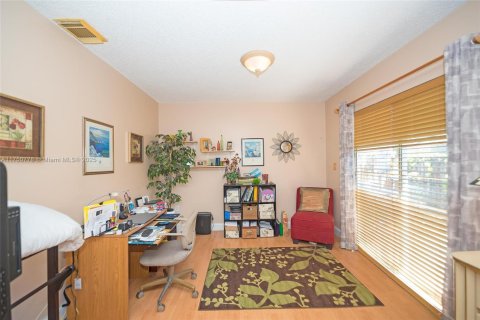 House in Miami, Florida 4 bedrooms, 165.83 sq.m. № 1585115 - photo 19