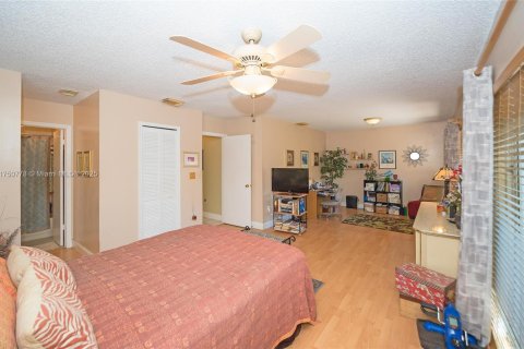 House in Miami, Florida 4 bedrooms, 165.83 sq.m. № 1585115 - photo 21