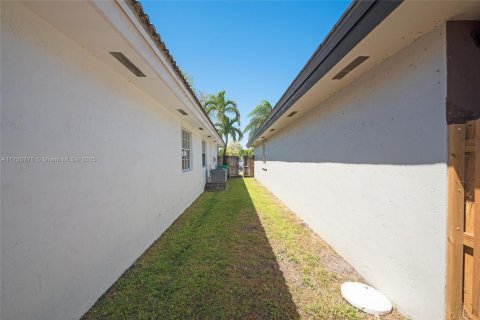 House in Miami, Florida 4 bedrooms, 165.83 sq.m. № 1585115 - photo 11