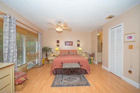 House in Miami, Florida 4 bedrooms, 165.83 sq.m. № 1585115 - photo 20