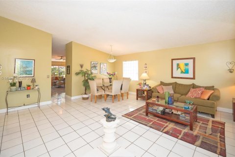 House in Miami, Florida 4 bedrooms, 165.83 sq.m. № 1585115 - photo 13