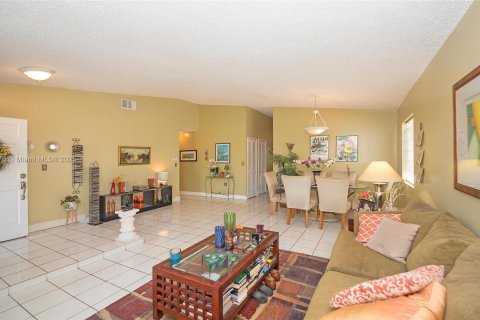 House in Miami, Florida 4 bedrooms, 165.83 sq.m. № 1585115 - photo 14