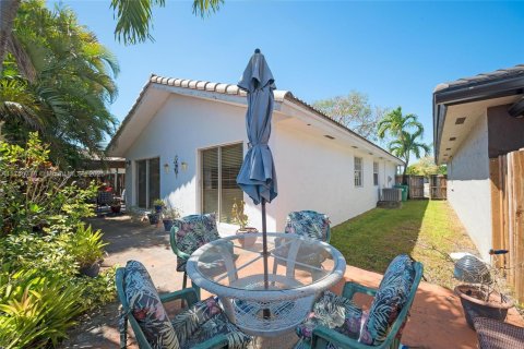 House in Miami, Florida 4 bedrooms, 165.83 sq.m. № 1585115 - photo 10