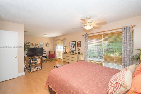 House in Miami, Florida 4 bedrooms, 165.83 sq.m. № 1585115 - photo 18