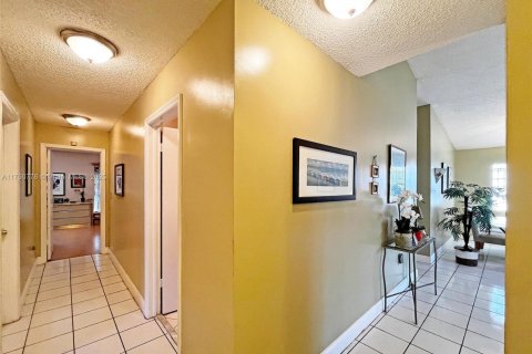 House in Miami, Florida 4 bedrooms, 165.83 sq.m. № 1585115 - photo 5