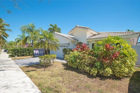 House in Miami, Florida 4 bedrooms, 165.83 sq.m. № 1585115 - photo 9
