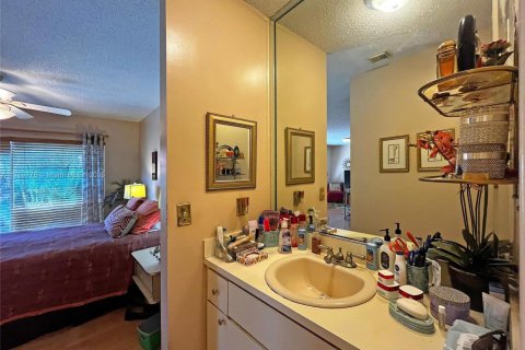 House in Miami, Florida 4 bedrooms, 165.83 sq.m. № 1585115 - photo 2
