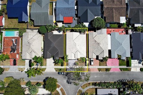 House in Miami, Florida 4 bedrooms, 165.83 sq.m. № 1585115 - photo 7