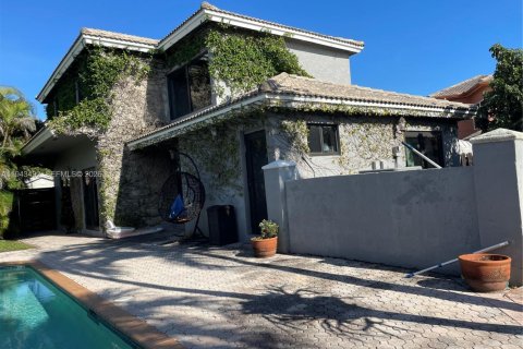House in Miami, Florida 4 bedrooms, 193.24 sq.m. № 2152790 - photo 24