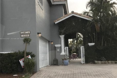 House in Miami, Florida 4 bedrooms, 193.24 sq.m. № 2152790 - photo 7