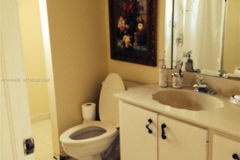 House in Miami, Florida 4 bedrooms, 193.24 sq.m. № 2152790 - photo 20