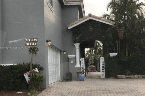 House in Miami, Florida 4 bedrooms, 193.24 sq.m. № 2152790 - photo 11
