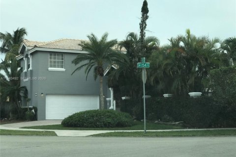 House in Miami, Florida 4 bedrooms, 193.24 sq.m. № 2152790 - photo 12