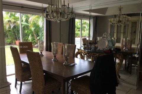 House in Miami, Florida 4 bedrooms, 193.24 sq.m. № 2152790 - photo 16