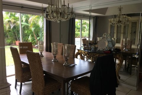 House in Miami, Florida 4 bedrooms, 193.24 sq.m. № 2152790 - photo 6
