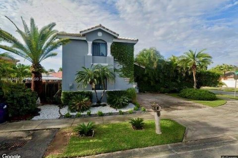 House in Miami, Florida 4 bedrooms, 193.24 sq.m. № 2152790 - photo 3