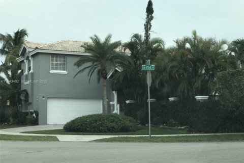 House in Miami, Florida 4 bedrooms, 193.24 sq.m. № 2152790 - photo 1