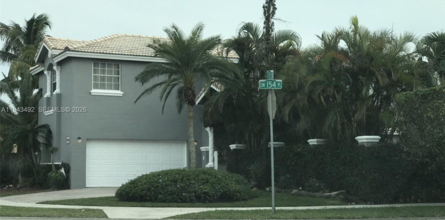 House in Miami, Florida 4 bedrooms, 193.24 sq.m. № 2152790